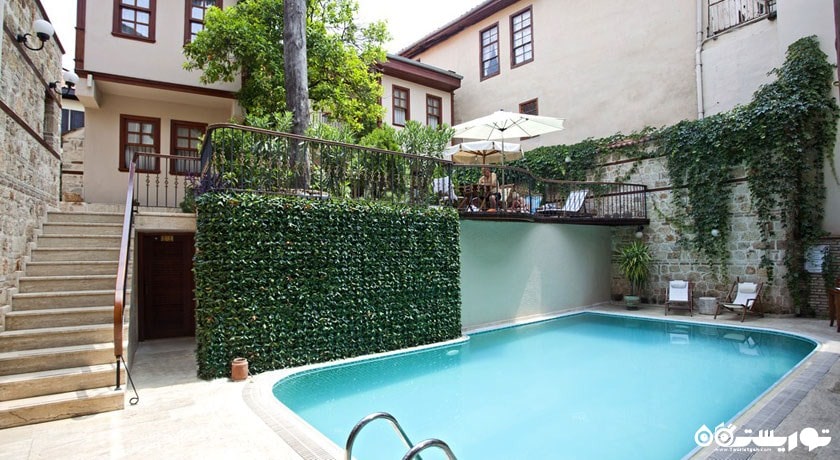 استخر روباز   هتل مدیترا آرت 